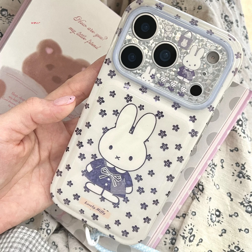 Phone Cases Purple - かわいい韓国風のミッフィーのウサギと花の柄が描かれた、iPhone 18、17 Pro、16、15 Pro Max用の紫色の耐衝撃ハードケース。