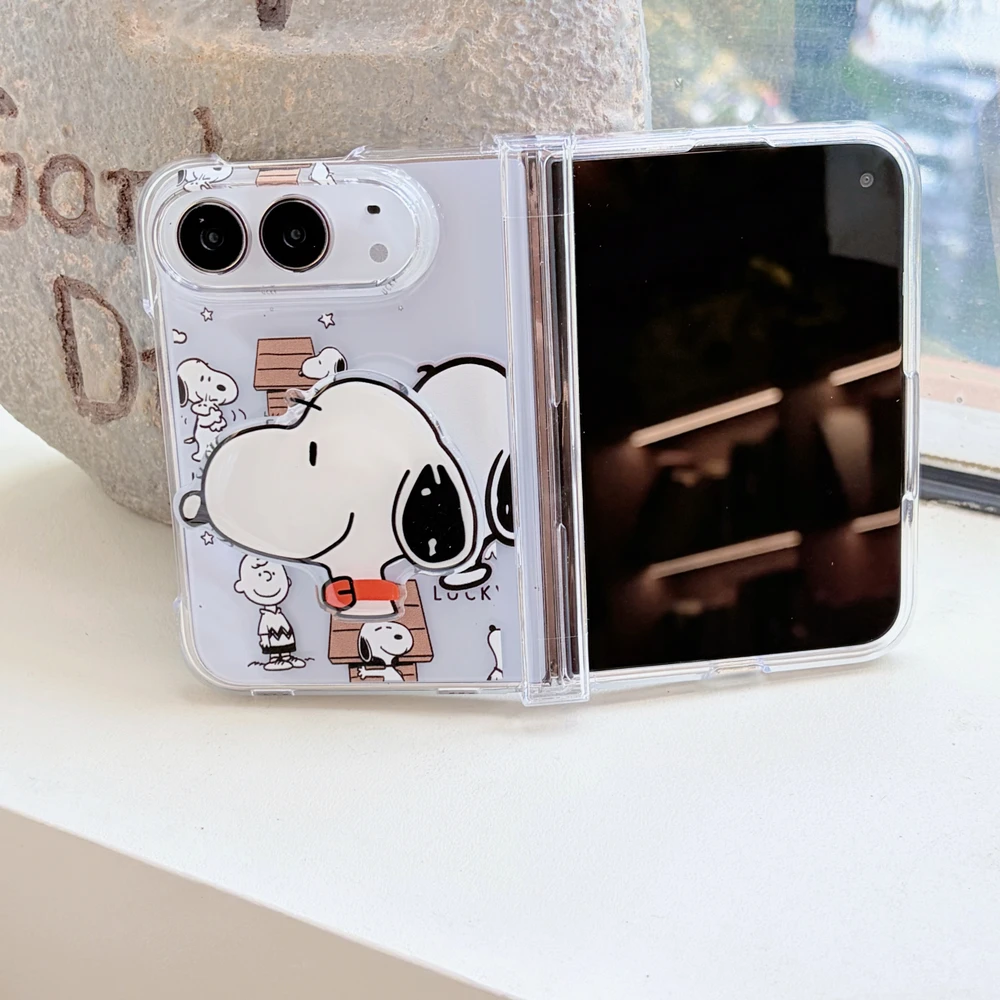 Phone Cases Brown - かわいいスヌーピーとチャーリー・ブラウンのイラストが描かれた、iPhone DuoおよびiPhone用のスタンド付きハードケース。ストラップ付き。