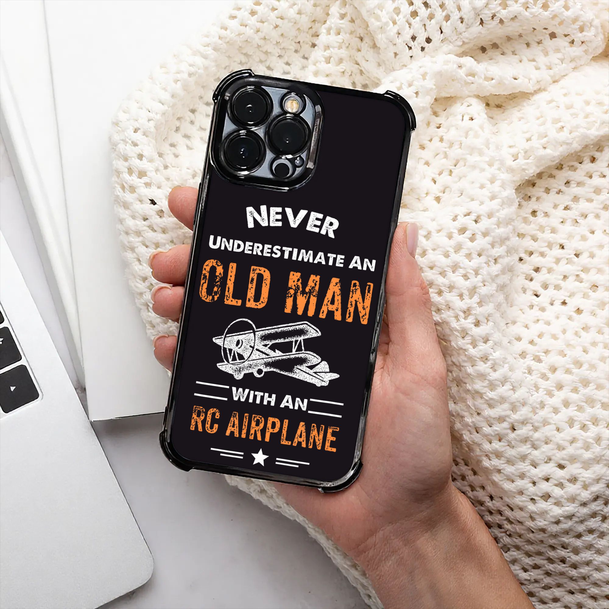 Phone Cases Arc - RC飛行機のデザインのメッキ加工されたiPhone用スマホケースを持つ老人を決して過小評価しないでください。様々なモデルに対応。