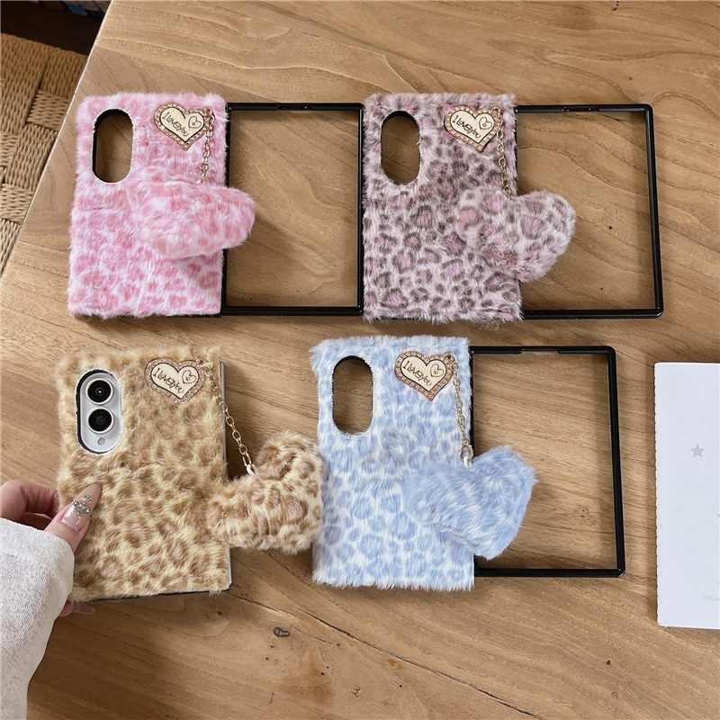 Phone Cases For Samsung Galaxy - かわいいヒョウ柄の耐衝撃スマホケース。Samsung Galaxy Z Fold 8 Ultra、7、6、5、4、3に対応。ふわふわのファー素材とハート型のペンダントが付いた、ふんわりとしたハードバックカバー。